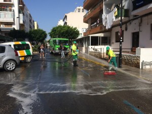 Operarios de limpieza del Ayuntamiento de Vila.  Foto: L.A.