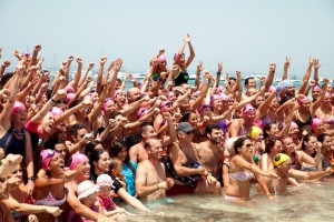 Una imagen de los participantes en la decimosexta edición de la Vuelta a Formentera nadando contra la Fibrosis Quística.