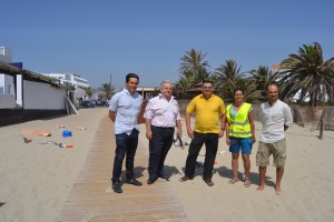 Los representantes municipales y los responsables de la empresa de limpieza presentaron la campaña en Platja d'en Bossa. 