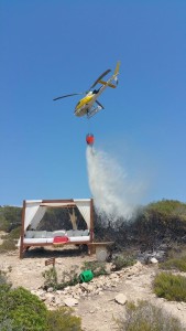 Otra imagen del avión en plena labor de extinción del incendio. 