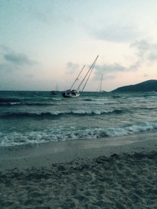 El velero varado en la playa de ses Salines. 