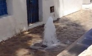 Imagen de una columna de agua en el barrio de sa Penya.