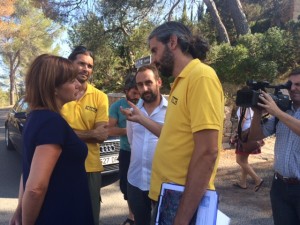 Francina Armengol, en una imagen de archivo, con los brigadistas del Ibanat que actuaron en el incido de Sant Miquel.