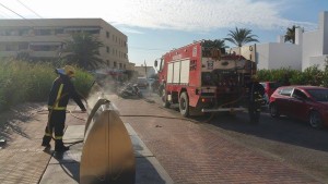 Los bomberos de Formentera actuando en el incendio que se ha declarado en un contenedor soterrado.