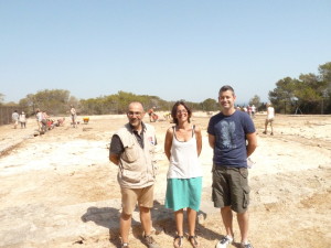 Susana Labrador, en la excavación, junto a Ricardo González y Jordi Fernández. 