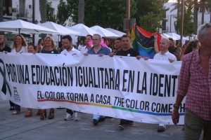 Las autoridades políticas abrieron el desfile con una gran pancarta.