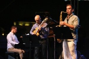 Abe Rábade, Vicente Solsona y Martí Serra, durante el concierto de la Eivissa Jazz Experience.