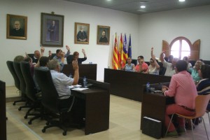 Una de las votaciones durante el pleno ordinario del mes de julio del Ayuntamiento de Sant Josep. 