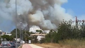 Una gran columna de humo era visible el pasado jueves en Sant Miquel.