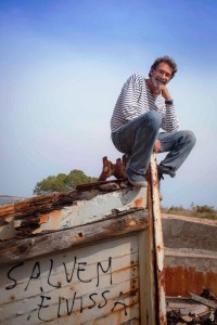 Jaume Roig Torres, sobre una barca en la que se lee Salvem Eivissa. Foto: Naïma Torres