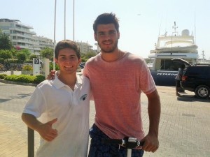 Álvaro Morata posa con Damián en el puerto deportivo de Ibiza Nueva