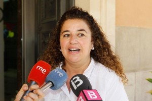 La portavoz del PSIB-PSOE, Pilar Costa, atiende a los medios en una imagen reciente. Foto: ARA Balears