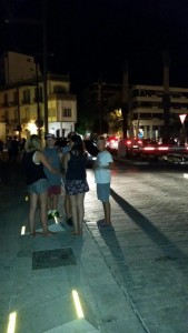 Los turistas, en medio de la calle, en pleno apagón eléctrico. 