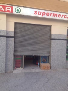 El supermercado ha permanecido cerrado hasta hace unos minutos para recabar todo tipo de pruebas.Foto: V.G.