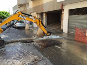 Imagen de la rotura de una tubería en Calle Madrid.