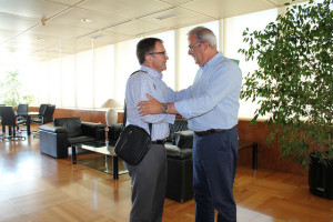 El president del Consell, Vicent Torres, amb el primer edil de Sant Josep, Josep Marí Ribas. 