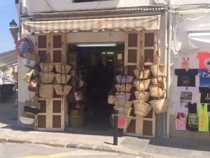 La cestería de Vicenta Ribas  fue uno de los primeros establecimientos que abrió en la calle de la Cruz.