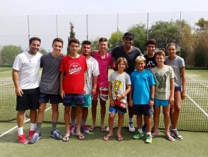 Yannick Noah posa junto a varios integrantes del Club de Tenis Illa de Formentera. Foto: Facebook