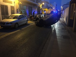 El conductor se dio a la fuga, tras arrollar cuatro motos, un coche y volcar. Foto: Alberto Cardona Ribas 