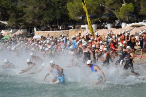 Un total de 132 triatletas tomaron la salida en la prueba de Cala Bassa. Fotos: EliteChip