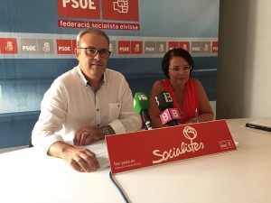 El presidente de la FSE, Vicent Torres y la diputada Sofía Hernanz durante la rueda de prensa de valoración de los PGE