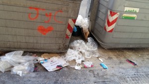 Denuncia vecinal de suciedad en la calle Abad y Lasierra.