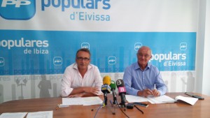 Enrique Fajarnés y José Sala en la sede del PP. 