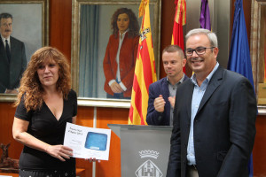 Vicent Torres entrega el premio a Maria Lena Mateu Prats por su trabajo “El hombre ibicenco en el espejo documental (estudio de su “piel cultural”, siglos XVII-XX)”. 