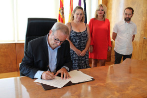 El presidente del Consell, Vicent Torres, firmando la carta remitida al Govern balear. Foto: Consell. 