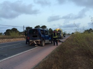 Estado en el que quedó el vehículo tras ser embestido por detrás por un coche que se dio a la fuga. 