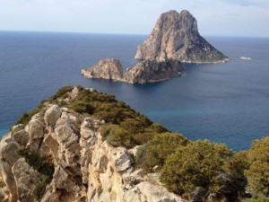 Una vista de es Vedrá desde la Torre de es Savinar. 