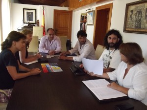 El alcalde Vicent Marí en la reunión que ha mantenido hoy con integrantes de Mar Blava.