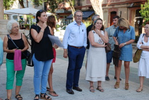 Los asistentes se alinearon formando un círculo para escuchar el manifiesto