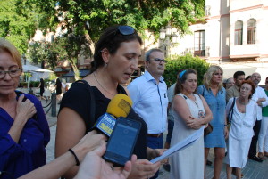 Beatriz Torreblanca dio lectura al manifiesto de viva voz porque ninguno de los asistentes acudió con altavoz o megáfono