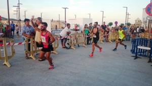 Tres corredores inician la vuelta al circuito.