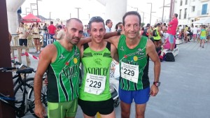 José Gutiérrez, Ángel Blanco y Alex Spinazzi, del Sa Raval Team, los campeones de la carrera. Fotos: C. V.