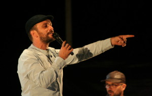 Joaquín Garli, durante el concierto de este sábado por la noche en el Parque Reina Sofía. Fotos: V. R.