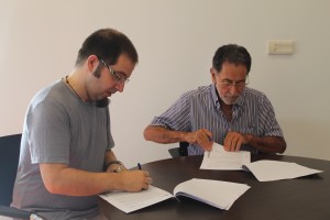 El concejal de Cultura firma el convenio de colaboración con el grupo de teatro de Artes y Oficios