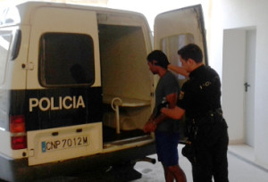 La Policía Nacional, en el momento de la detención del agresor. 