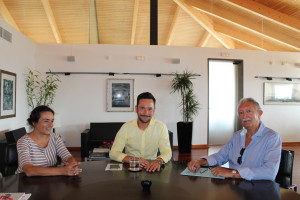 El director insular (derecha) durante la reunión con los representantes municipales