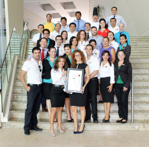 Equipo directivo de Grand Sirenis Riviera Maya Resort con el certificado