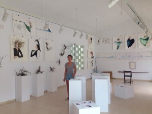 La artista francesa, Julie Aubrun, junto a sus obras.