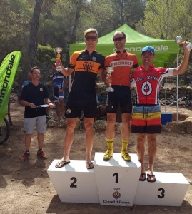 Óscar Ferrer, Edward James Ward y Jordi Cardona, el podio de la general masculina.