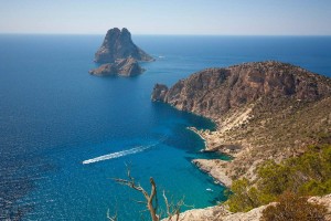 Una vista aérea de Sa Pedrera de Cala d'Hort, más conocida como Atlantis.