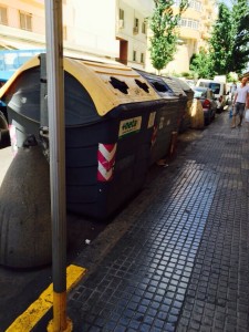 Los contendores de la calle Abad y Lasierra, tras el paso de los servicios de limpieza.