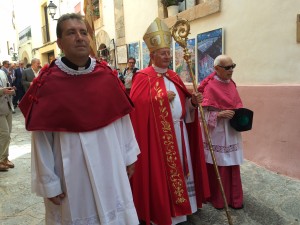 El obispo Vicente Juan Segura en procesión. 