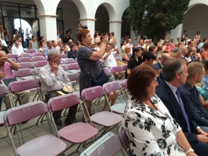 Asientos vacíos en el acto institucional del claustro del Ayuntamiento. 