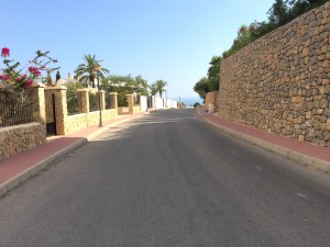 Una de las calles de la urbanización. Foto: L.A.