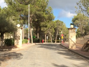 La barrera de acceso a la urbanización Vista Alegre. Foto: L.A.