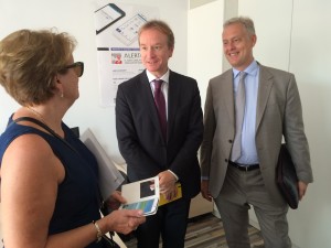 Simon Manley (dcha) junto al vicecónsul de Barcelona y Balears, Andrew Gwatkin, durante su visita a las nuevas oficinas. Foto: L.A.